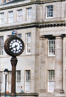 Clock at the top of Leith Walk